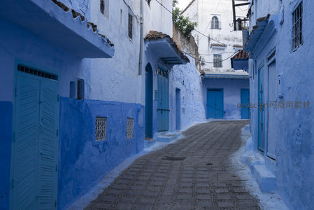 蓝白相间的童话街道