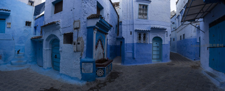 全景视角下的蓝色之城