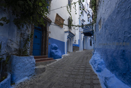 蓝白相间的摩洛哥舍夫沙万小巷