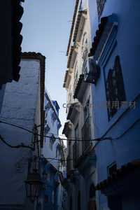 仰望舍夫沙万蓝天与蓝墙巷弄