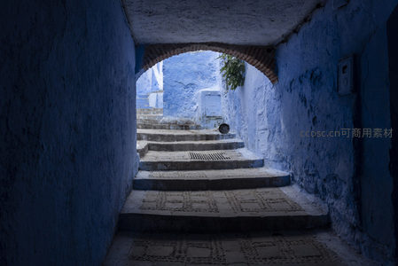 蓝色巷道拱门下的石阶通向远方