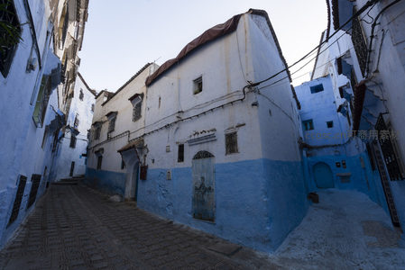 蓝白相间的古城街道宁静悠长