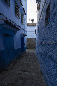 狭窄蓝色小巷尽头透出天光