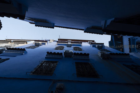 蓝色屋顶上的空调外机与铁窗