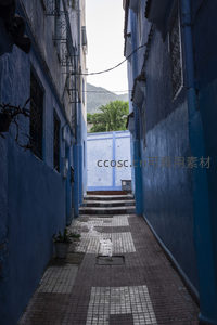 蓝墙夹道通向远方山景