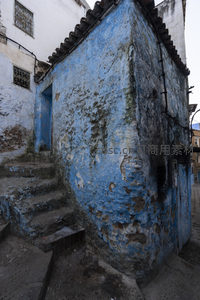 斑驳蓝墙诉说岁月痕迹