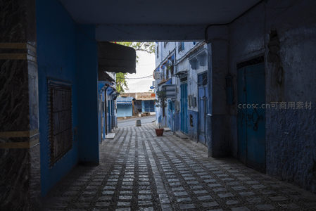 光影交错的蓝色街巷