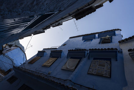 蓝色小镇的仰望视角，天空与建筑的静谧对话