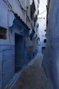 狭窄巷道中的蓝色迷宫，光影交错的神秘角落