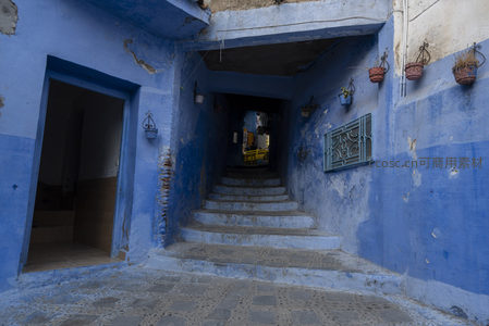 蓝色拱门下的阶梯通道