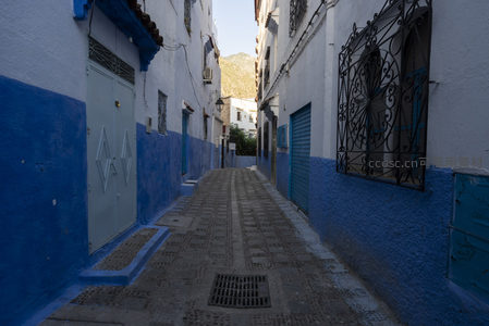阳光洒落的蓝色窄巷