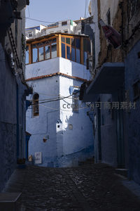 蓝白相间的摩洛哥古城巷道