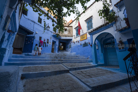 蓝城阶梯上的孩童漫步时光