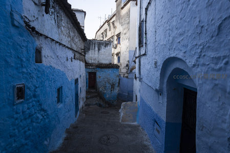 幽深蓝巷中的光影秘境