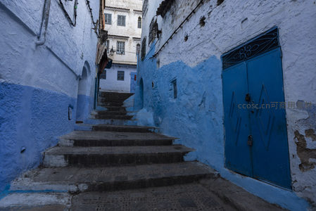 蓝墙拱门下的石阶古巷