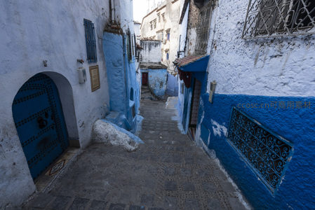 蓝白巷弄里的宁静日常