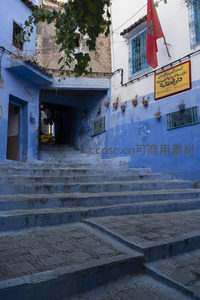 蓝色阶梯通向摩洛哥古城的宁静深处