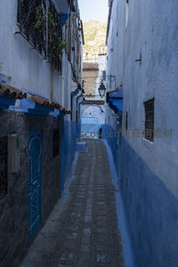 幽深蓝巷尽头拱门透出远方山景如画