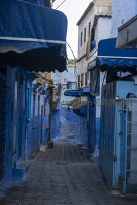 深蓝遮阳篷下，幽深巷弄延伸