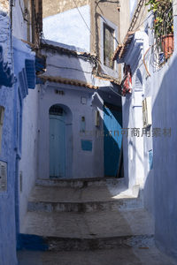 光影交错门廊，蓝色世界里的宁静一隅