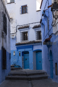 蓝白相间门扉，传统纹饰映衬古巷风情