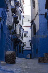 蓝色小镇的宁静巷道