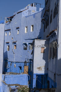 阳光洒落的蓝色建筑群