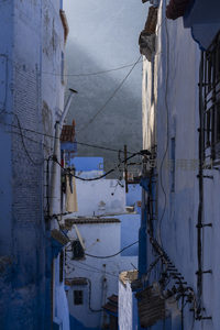 蓝色迷宫巷道，山雾缭绕古韵悠长