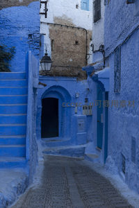 拱门深藏巷弄间，蓝墙映衬古朴时光