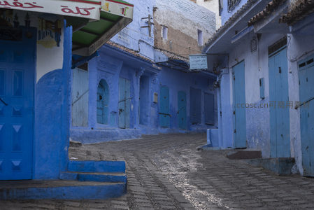 静谧蓝巷：舍夫沙万的晨光街角