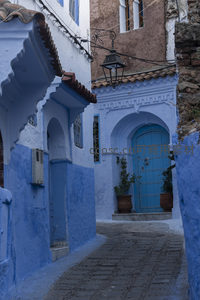 拱门下的蓝调：舍夫沙万庭院入口