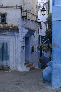 斑驳蓝墙：舍夫沙万的街角时光