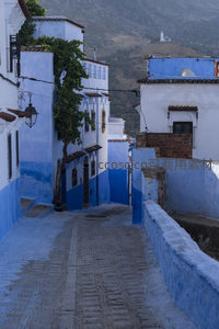 山脚蓝城街景，白墙青瓦映远山