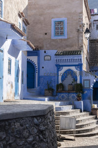 摩洛哥蓝门庭院，拱形窗棂显异域