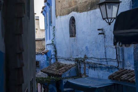 蓝色墙面老巷，铁艺窗灯诉时光