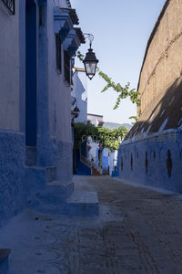 蓝色小镇的宁静巷道，古朴建筑与光影交织