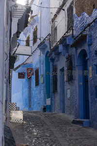 蜿蜒石阶通向蓝白相间的摩洛哥风情小巷