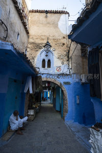 拱门下的市井生活，蓝色巷弄中休憩的当地人