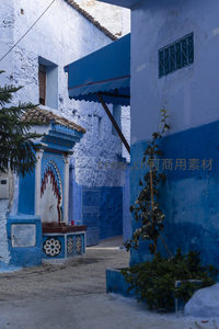 蓝色小镇的宁静巷口与传统喷泉