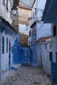 蜿蜒石巷深处的蓝色阶梯与老屋