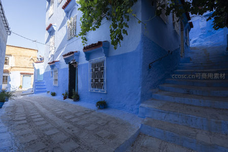 蓝墙白窗的阶梯角落