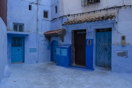 蓝色庭院角落，传统门扉与现代生活的交融