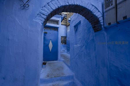 蓝色迷宫巷道，拱门与阶梯的静谧世界
