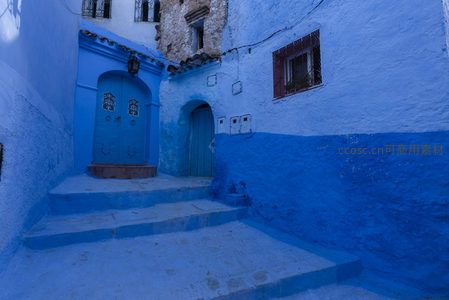 蓝墙环绕的庭院，门扉轻启待客来