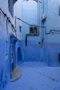 幽深蓝色巷弄，管线与窗棂交织的日常