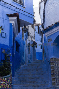 蓝色迷宫巷道，阶梯蜿蜒通向神秘古城