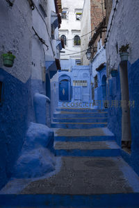 蓝色小镇的静谧阶梯与白墙巷道