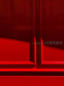 深红木门细节光影交错的质感