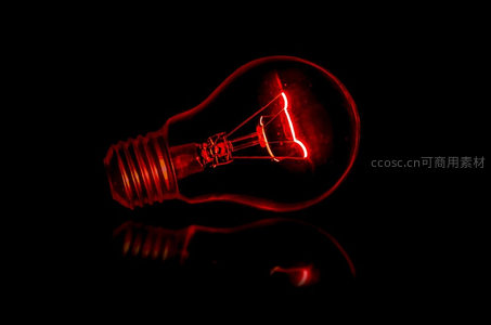 暗夜中的红色灯泡