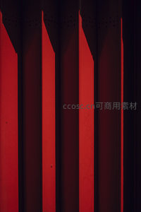 红黑条纹光影，工业质感中的抽象韵律